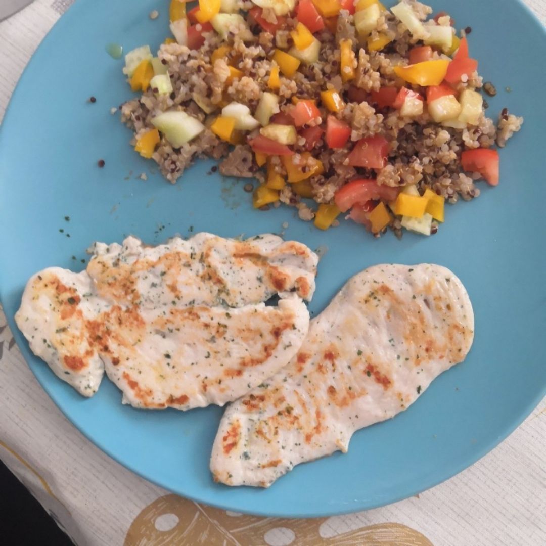 Pechuga de pollo con ensalada de quinoa Pechuga de pollo con ensalada de quinoa
