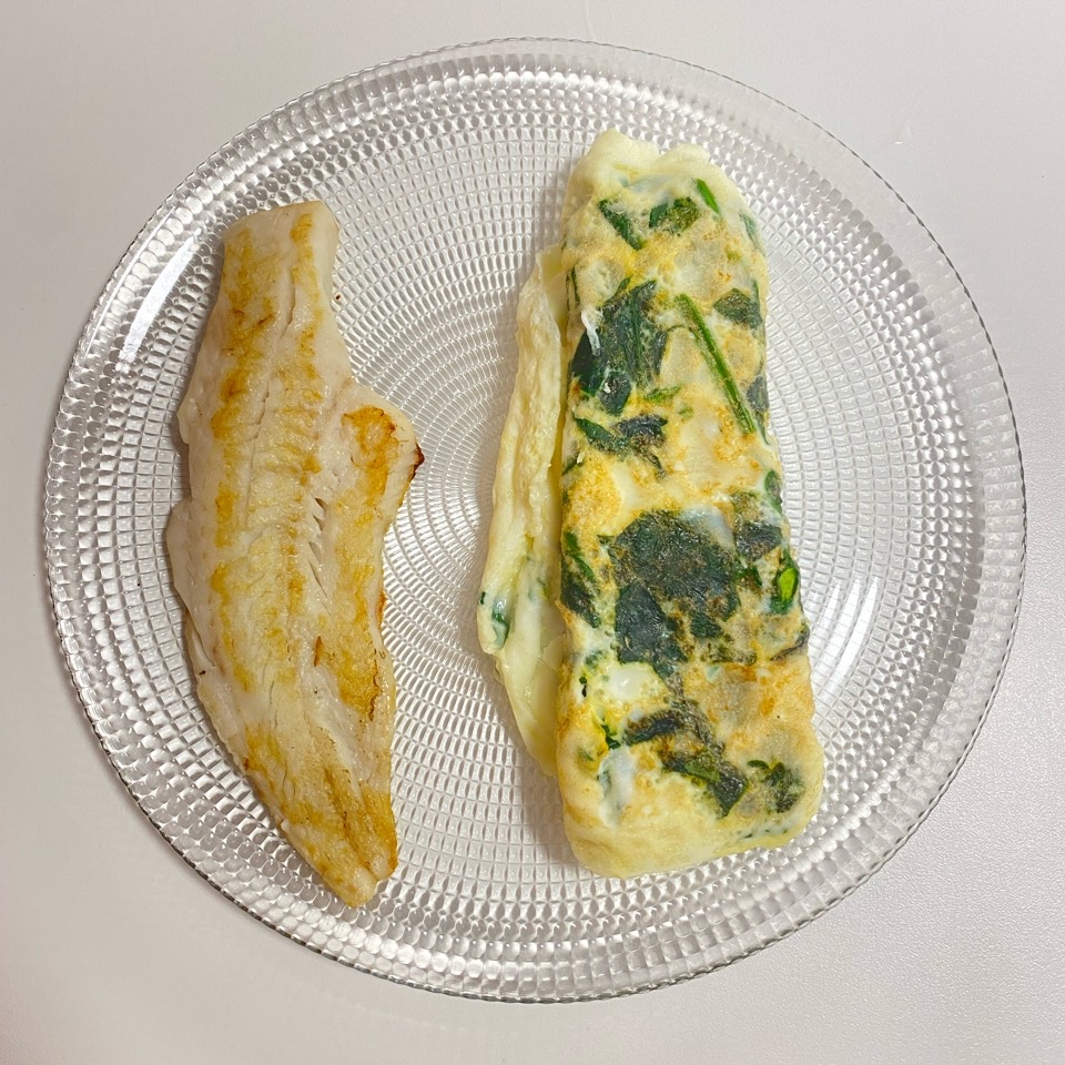 Merluza a la plancha con francesa de claras y espinacas 
