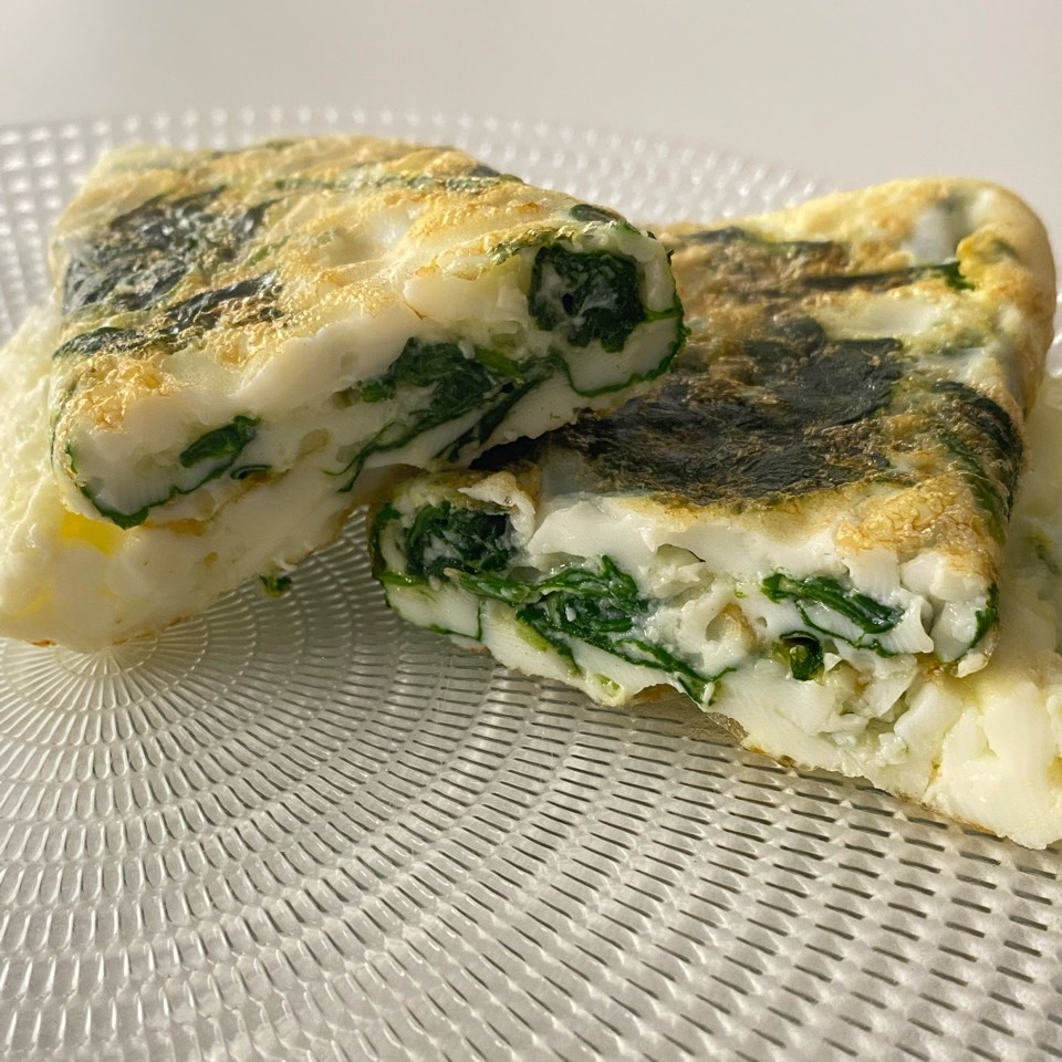 Merluza a la plancha con francesa de claras y espinacas 