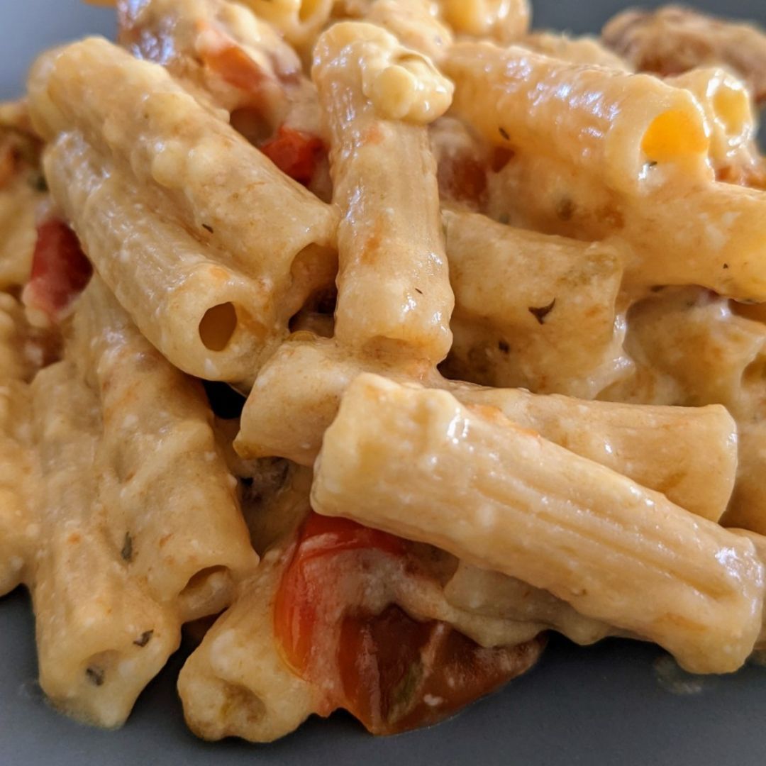 Pasta de garbanzos con queso y tomates cherry Pasta de garbanzos con queso y tomates cherry