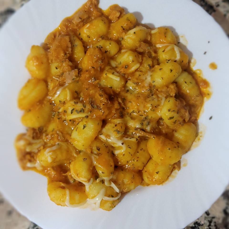 Ñoquis con tomate casero y atún Ñoquis con tomate casero y atún