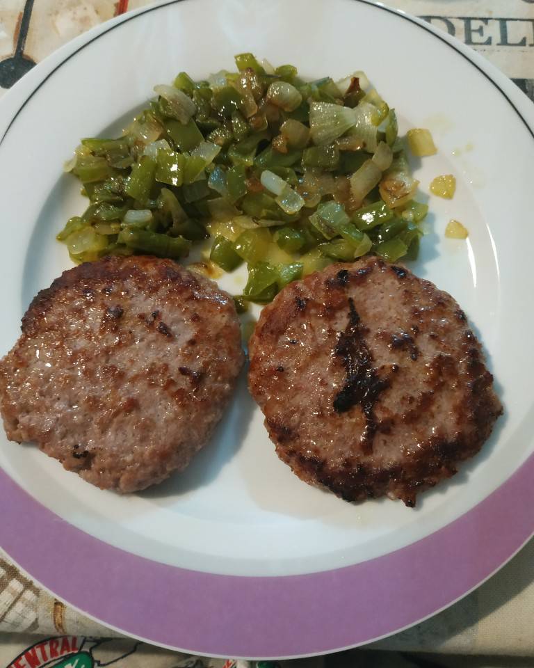 Hamburguesa de ternera con verduritas