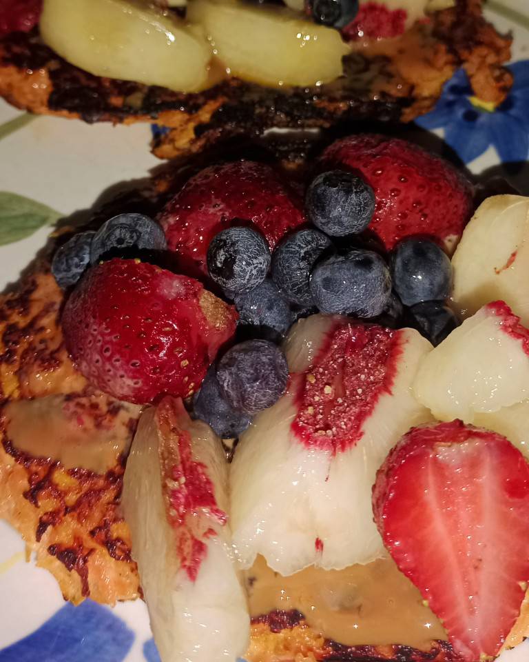 Panqueques de miel y zanahoria con frutas de la estación (verano: frutillas arándanos y durazno) Panqueques de miel y zanahoria con frutas de la estación (verano: frutillas arándanos y durazno)