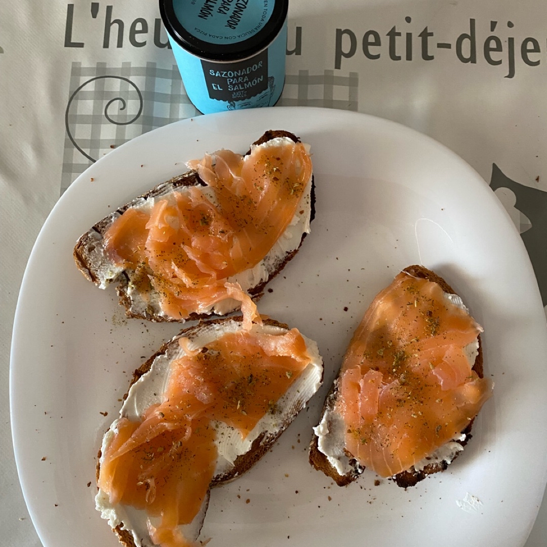 Tostadas con queso crema y salmón Tostadas con queso crema y salmón