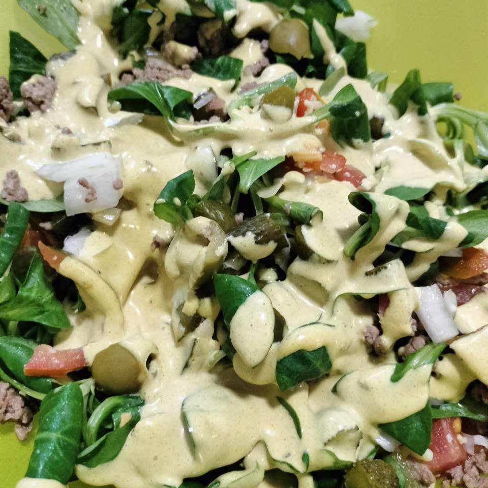 Ensalada de carne picada con salsa de mostaza Ensalada de carne picada con salsa de mostaza