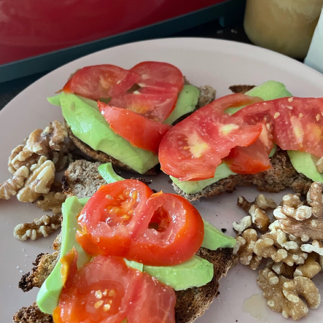 Tostadas con aguacate y corazones de tomate