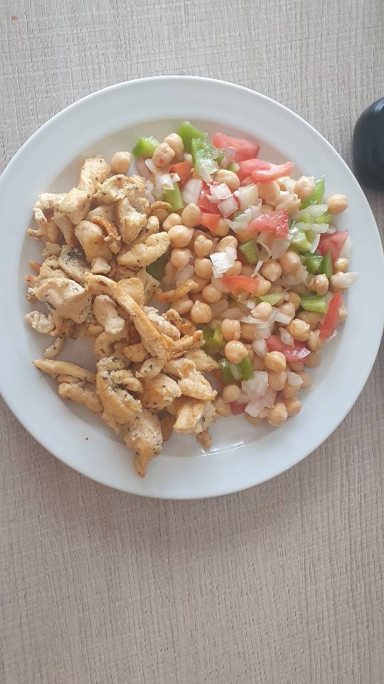 Pollo a la plancha con hierbas provenzales con ensalada fria de garbanzos Pollo a la plancha con hierbas provenzales con ensalada fria de garbanzos