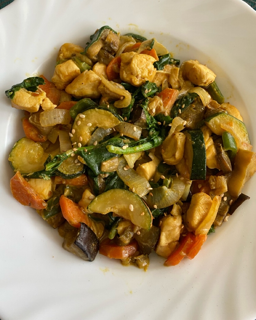 Verduras y pollo al curry