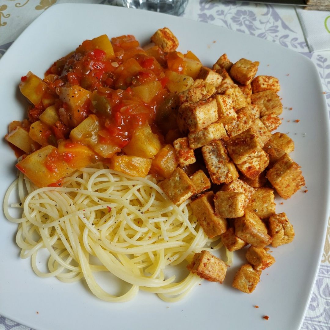 Plato combinado con pisto y tofu. Plato combinado con pisto y tofu.