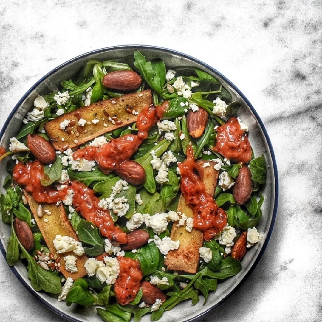 Ensalada verde con tofu ahumado, queso de cabra y mermelada de fresa Ensalada verde con tofu ahumado, queso de cabra y mermelada de fresa