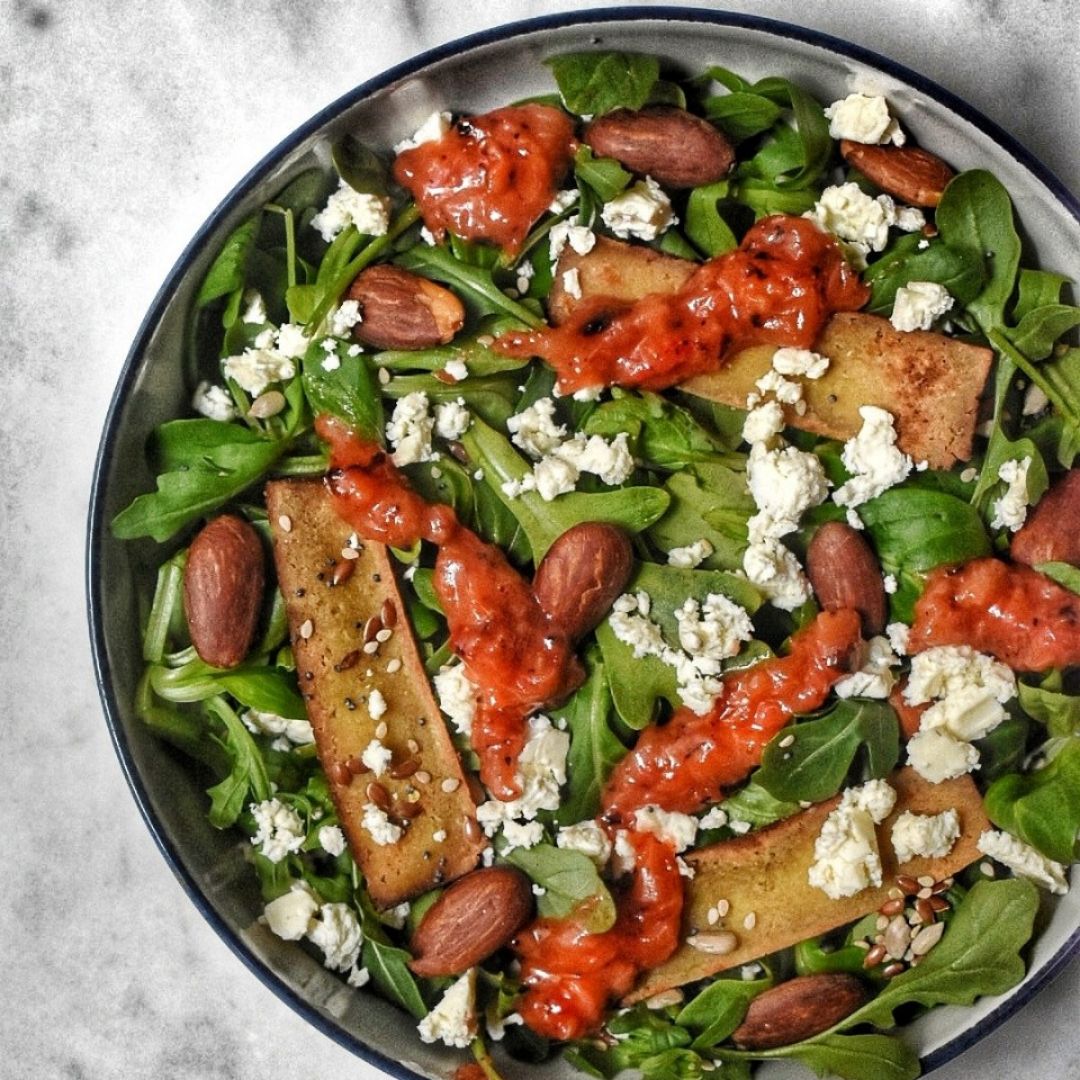 Ensalada verde con tofu ahumado, queso de cabra y mermelada de fresa Paso 7 Ensalada verde con tofu ahumado, queso de cabra y mermelada de fresa Paso 7