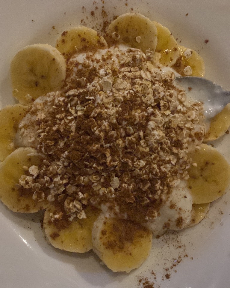 Yogur con plátano, avena y canela