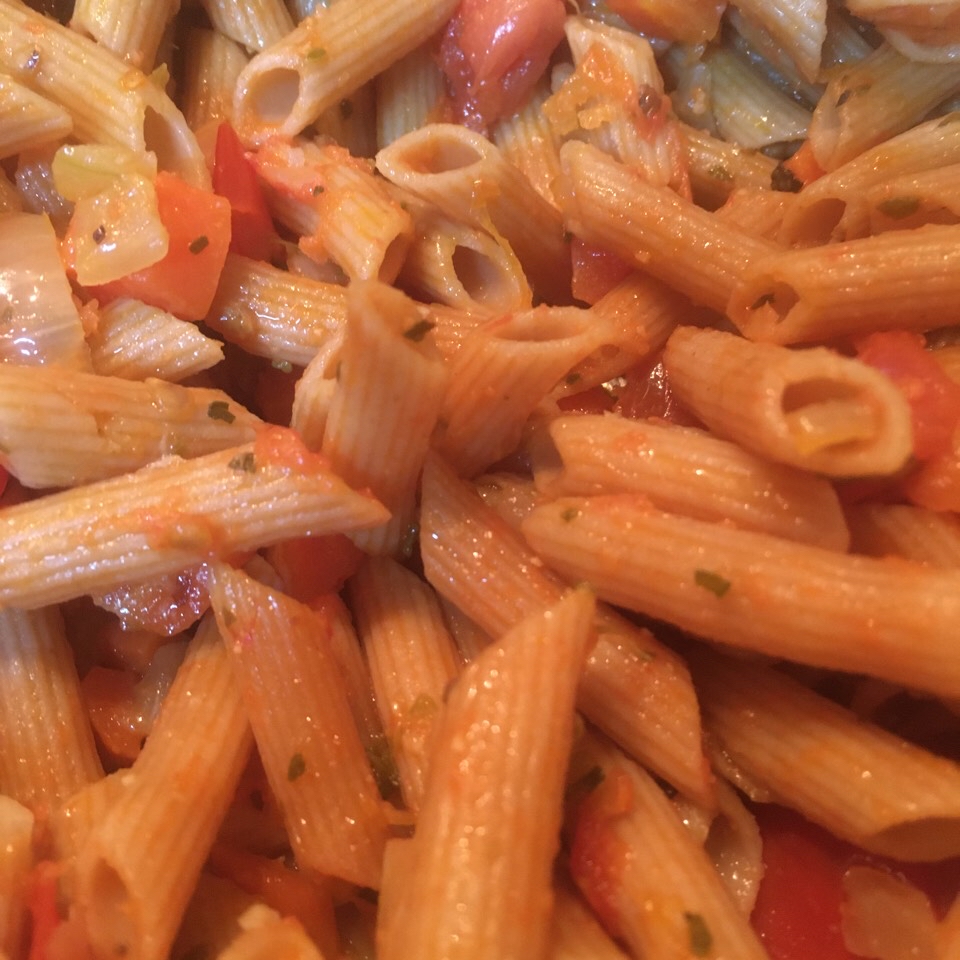 Macarrones integrales con cebolla, zanahoria y tomate