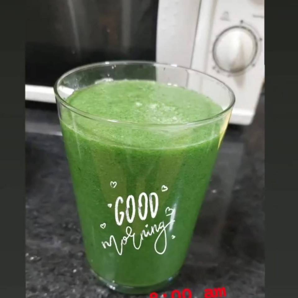 Batido de espinacas, piña natural congelada, apio, pepino, semillas de Chía y semillas de lino. Batido de espinacas, piña natural congelada, apio, pepino, semillas de Chía y semillas de lino.