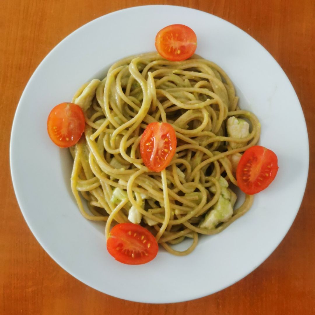 Espaguetis integrales con salsa carbonara de aguacate Espaguetis integrales con salsa carbonara de aguacate