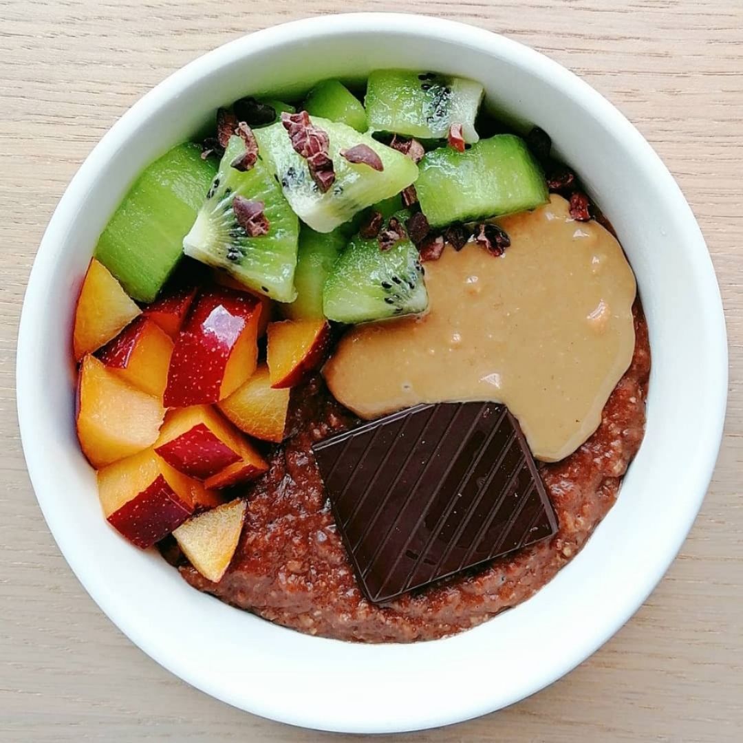 Porridge con chocolate negro, crema de cacahuete y fruta