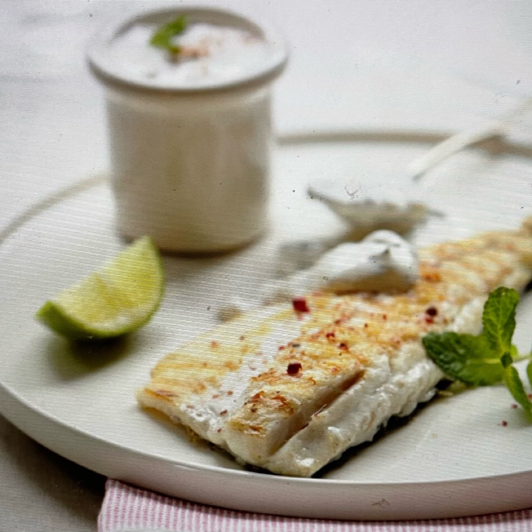 Lubina con pimienta rosa y salsa de yogurth Lubina con pimienta rosa y salsa de yogurth