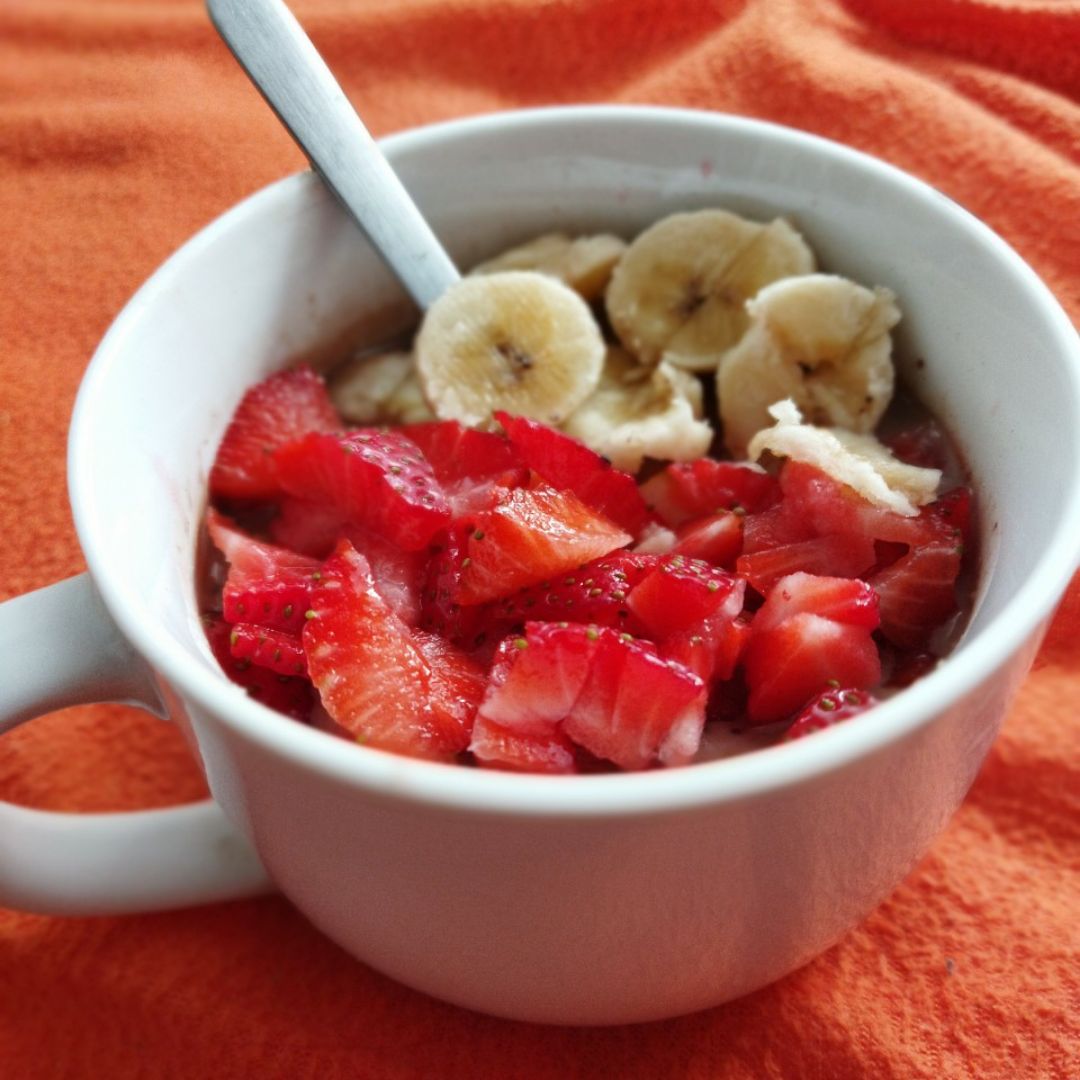 Avena con cacao chía , plátano y fresas
