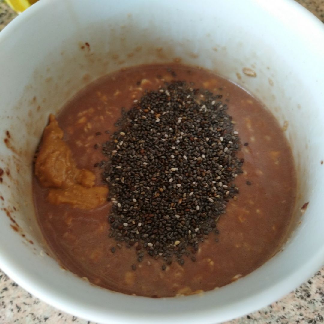Avena con cacao chía , plátano y fresas