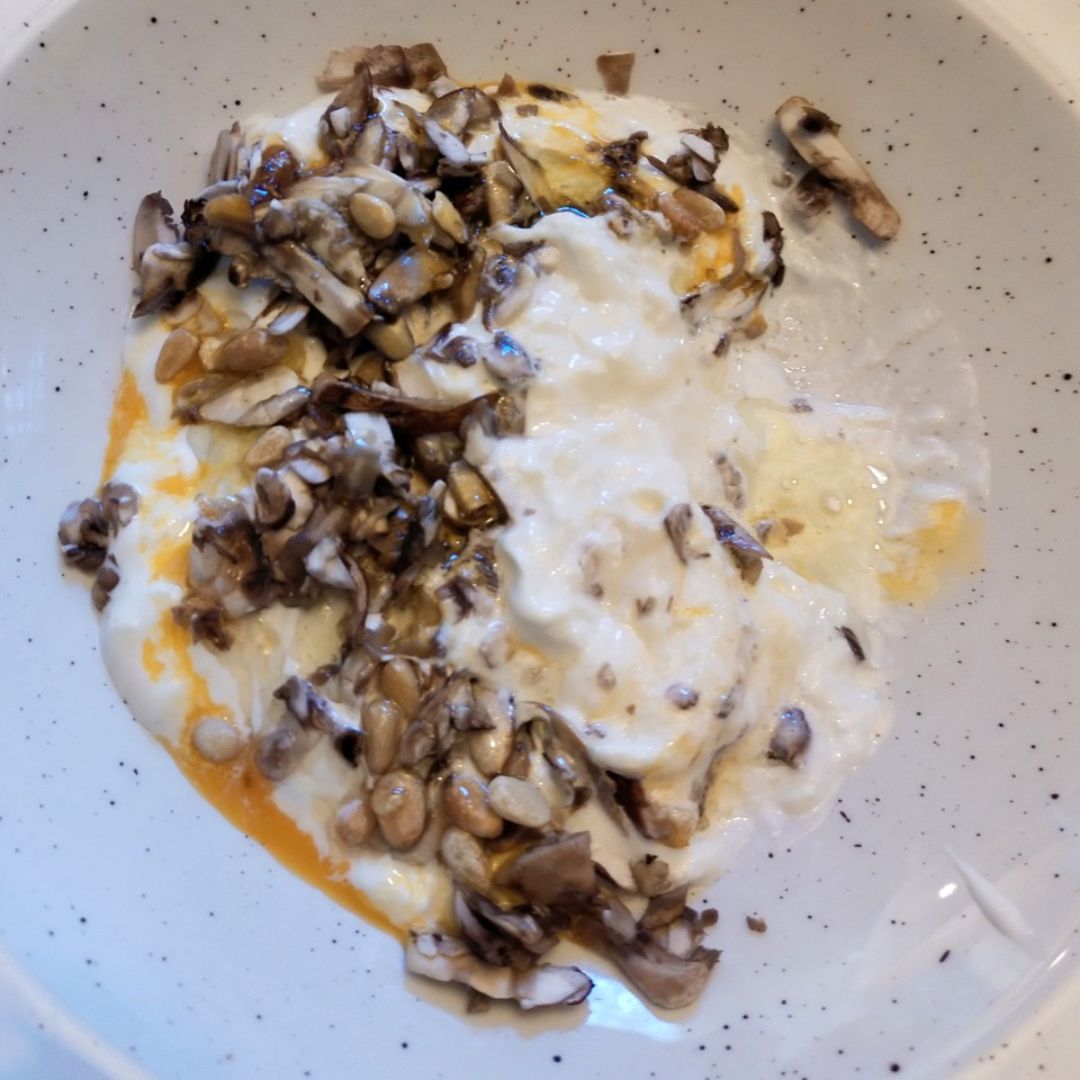 Burrata con champiñones Portobello y yema de huevo 🧀🍄🍳 Burrata con champiñones Portobello y yema de huevo 🧀🍄🍳