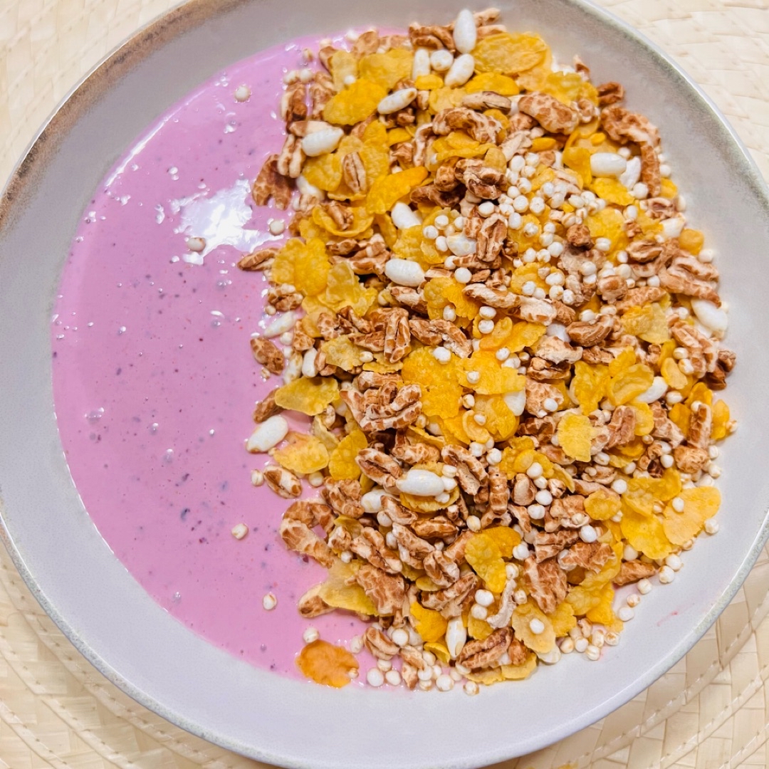 Bowl de yogur con frutos rojos y cereales Bowl de yogur con frutos rojos y cereales