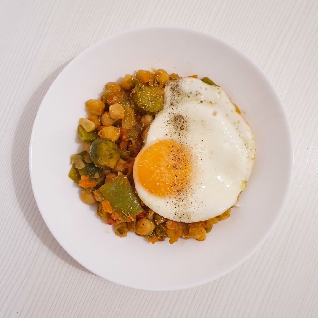 Salteado de garbanzos con verduras y huevo a la plancha