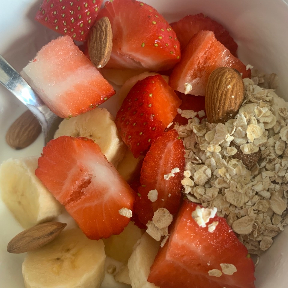 Yogur con almendras, fresas, plátano y avena