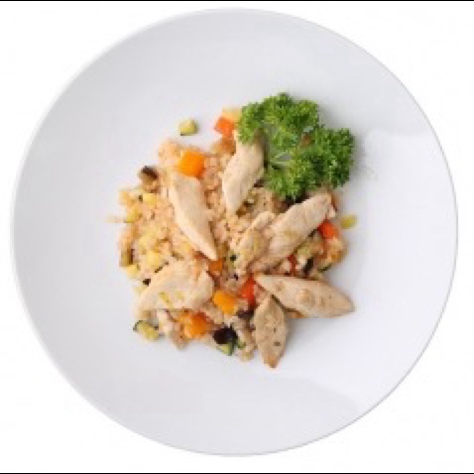 Pollo en tiritas, verduras y arroz integral 