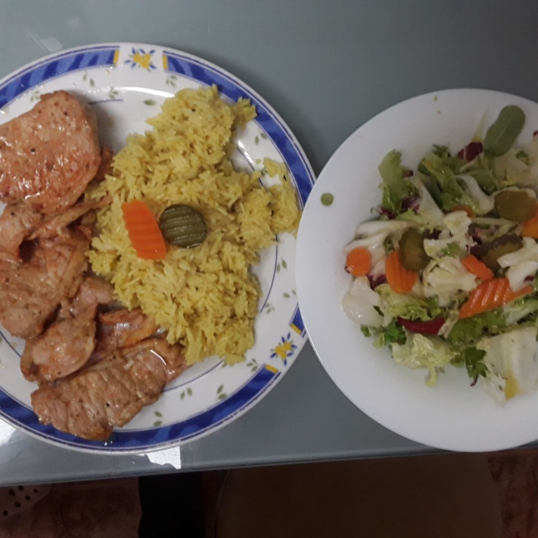 Lomo adobado a la plancha con arroz con curry y ensalada Lomo adobado a la plancha con arroz con curry y ensalada