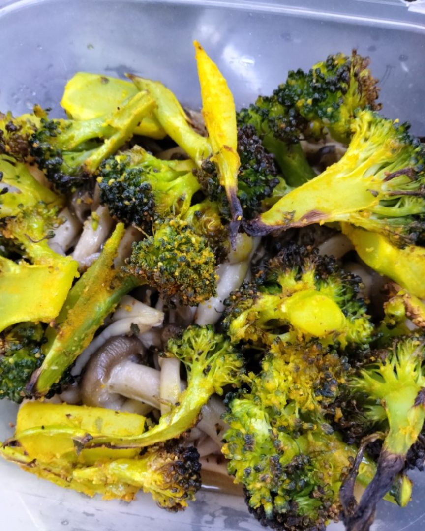 BROCOLI ESPECIADO AL HORNO CON SETAS SHITAKE BROCOLI ESPECIADO AL HORNO CON SETAS SHITAKE