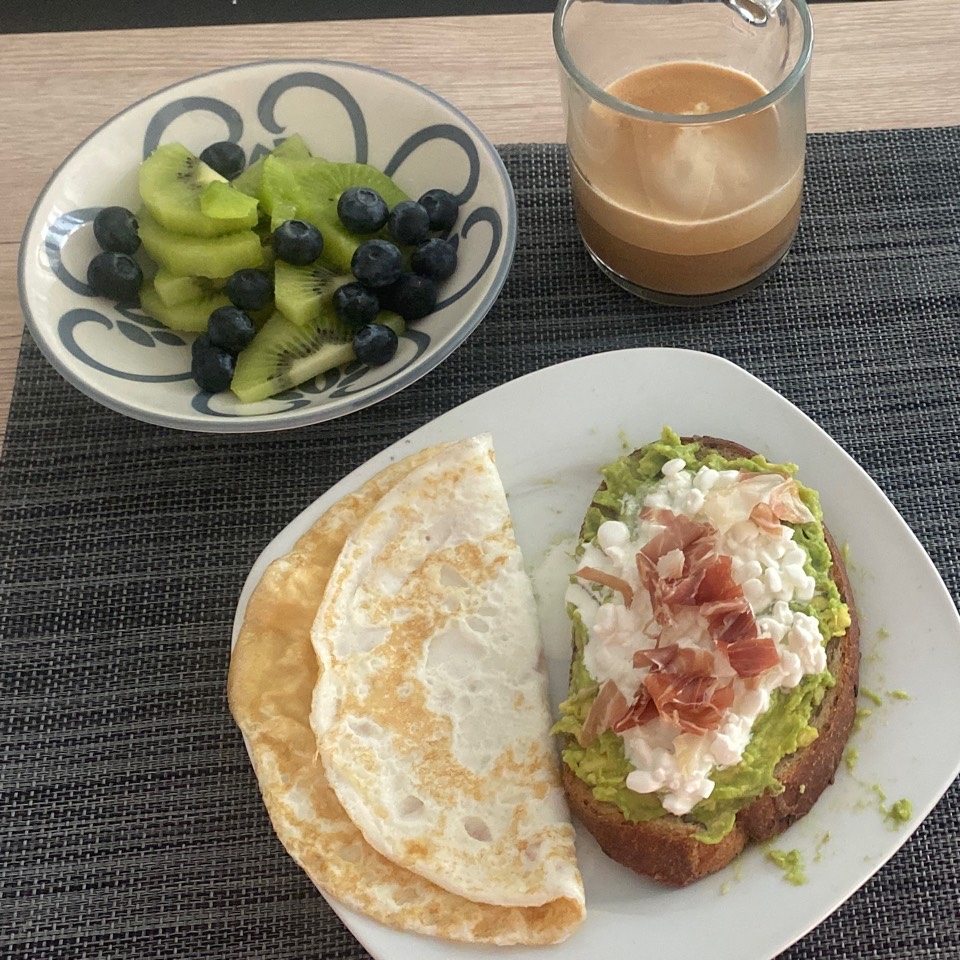 Tostadas de aguacate acompañado de fruta Tostadas de aguacate acompañado de fruta