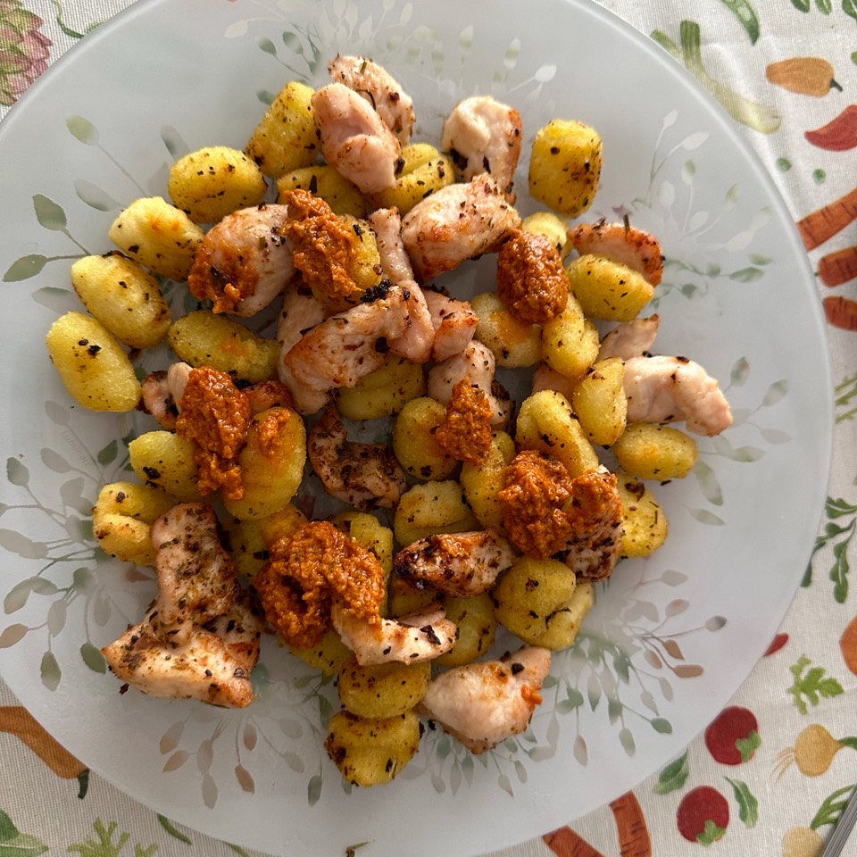 Gnocchi con pavo y pesto