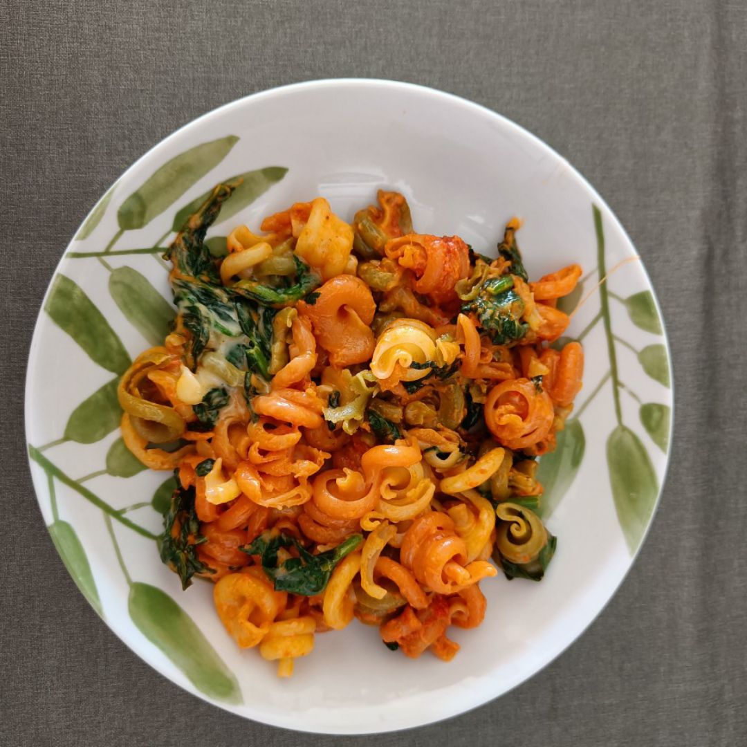 Macarrones con salsa de pesto rojo, espinacas frescas y queso Macarrones con salsa de pesto rojo, espinacas frescas y queso