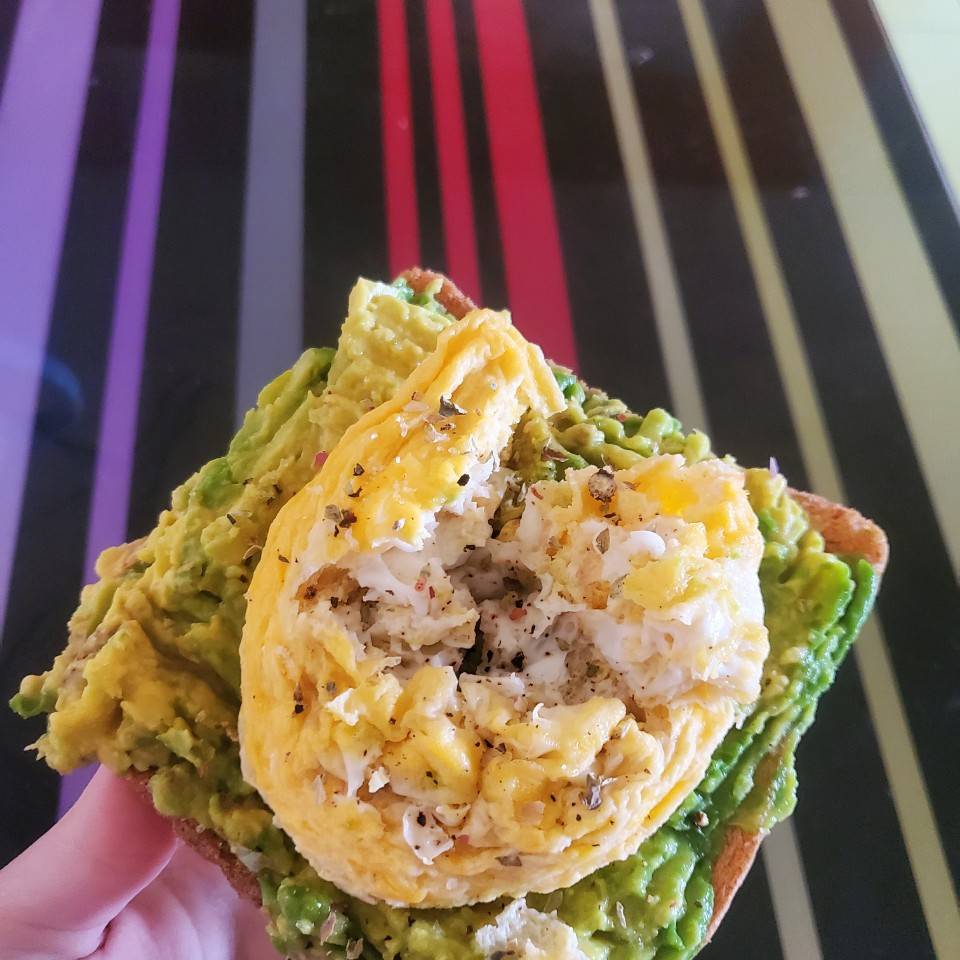 Tostada integral con aguacate, huevo en microondas, sal, pimienta rosa y oregano. Tostada integral con aguacate, huevo en microondas, sal, pimienta rosa y oregano.
