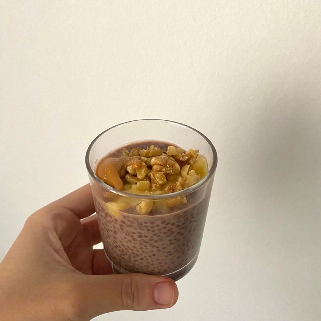 Chia pudding de cacao con plátano, nueces y crema de cacahuete Chia pudding de cacao con plátano, nueces y crema de cacahuete