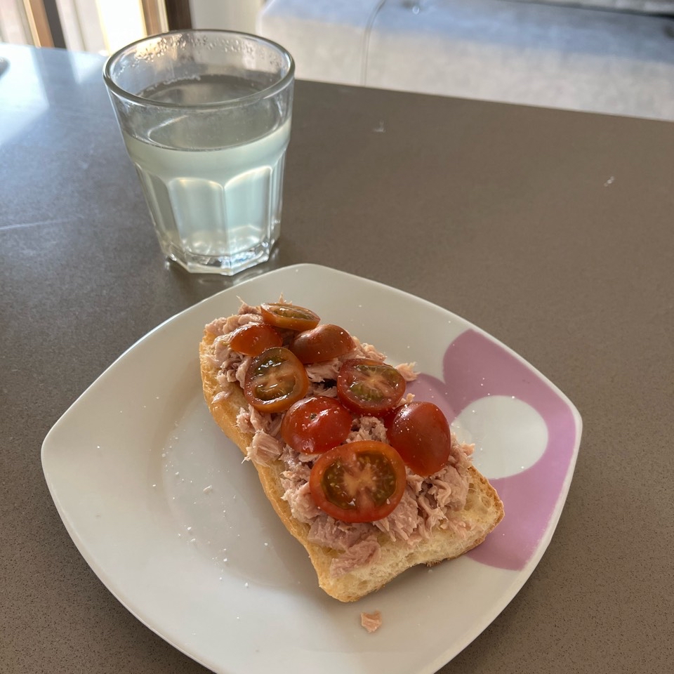 Tostada sin gluten con atún y tomate Tostada sin gluten con atún y tomate