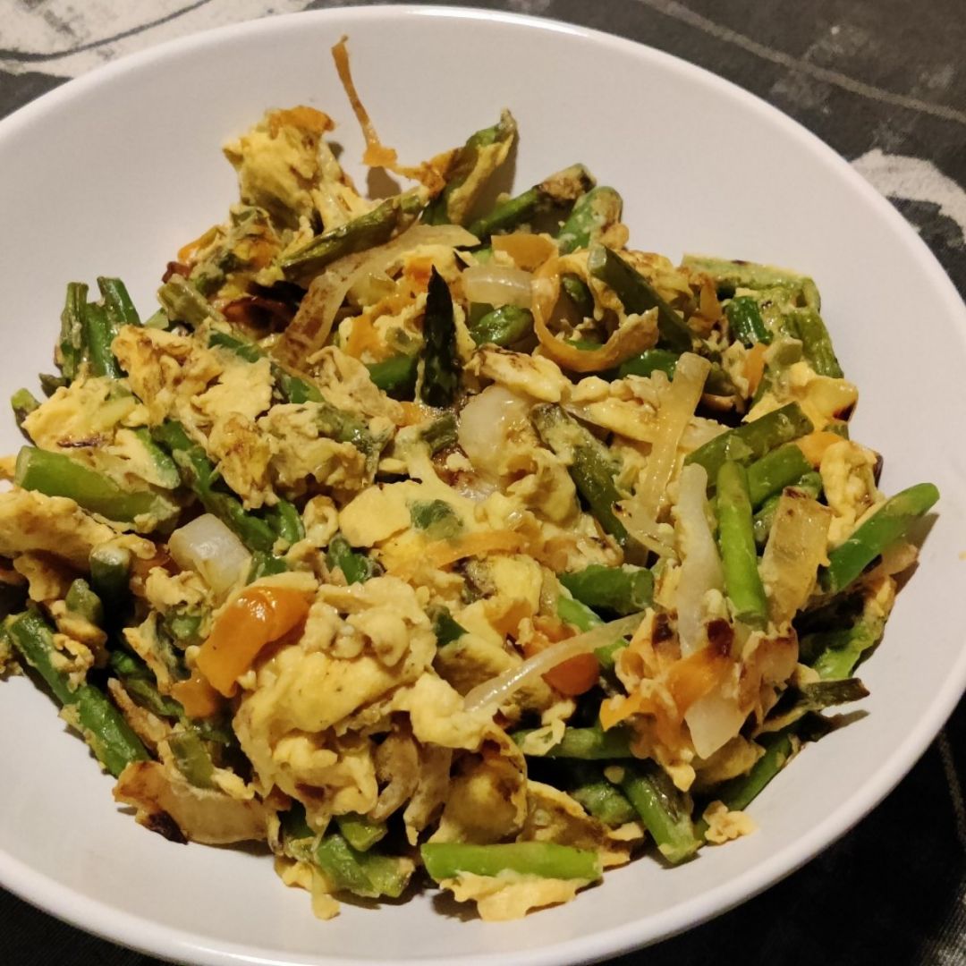 Revuelto de verduras con tostadas Revuelto de verduras con tostadas
