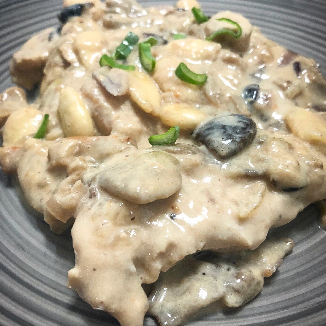 Pollo cremoso con almendras y setas variadas 