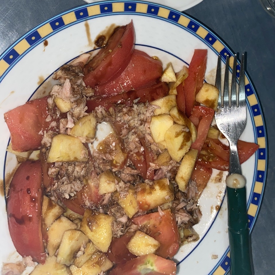 Ensalada de tomate, manzana y atún Ensalada de tomate, manzana y atún
