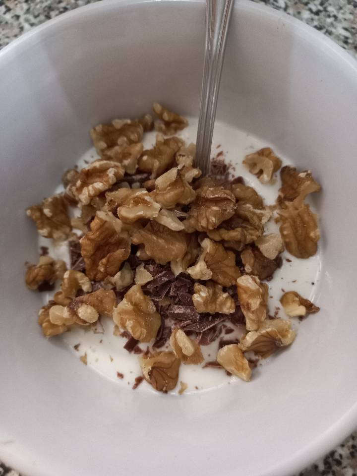 Yogur con chocolate y nueces