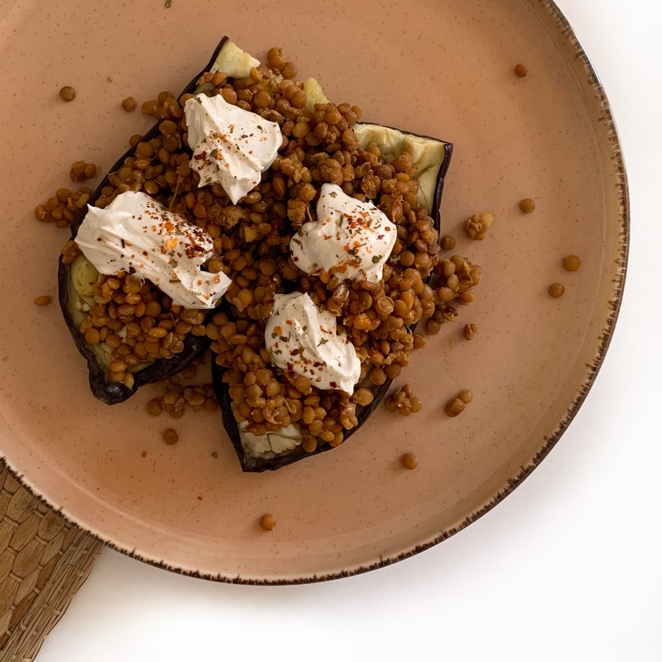 Berenjenas rellenas de lentejas con salsa de tahini Berenjenas rellenas de lentejas con salsa de tahini