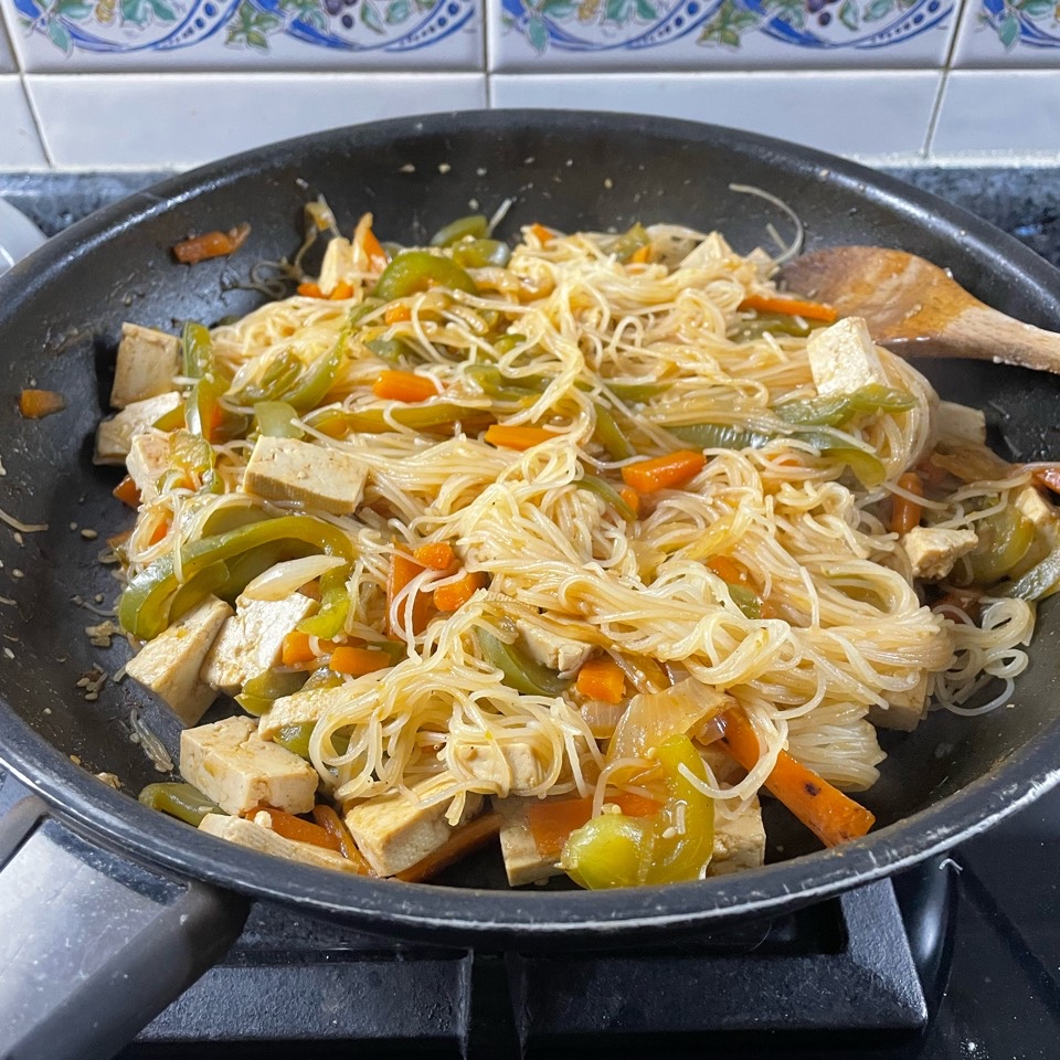 Noodles de arroz con verduras y tofu Noodles de arroz con verduras y tofu