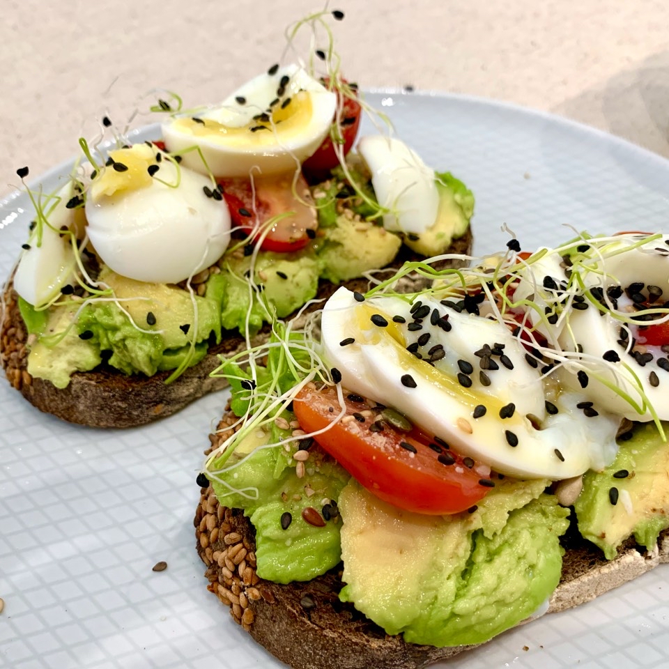 Tostada con aguacate, cherrys y semillas. Tostada con aguacate, cherrys y semillas.