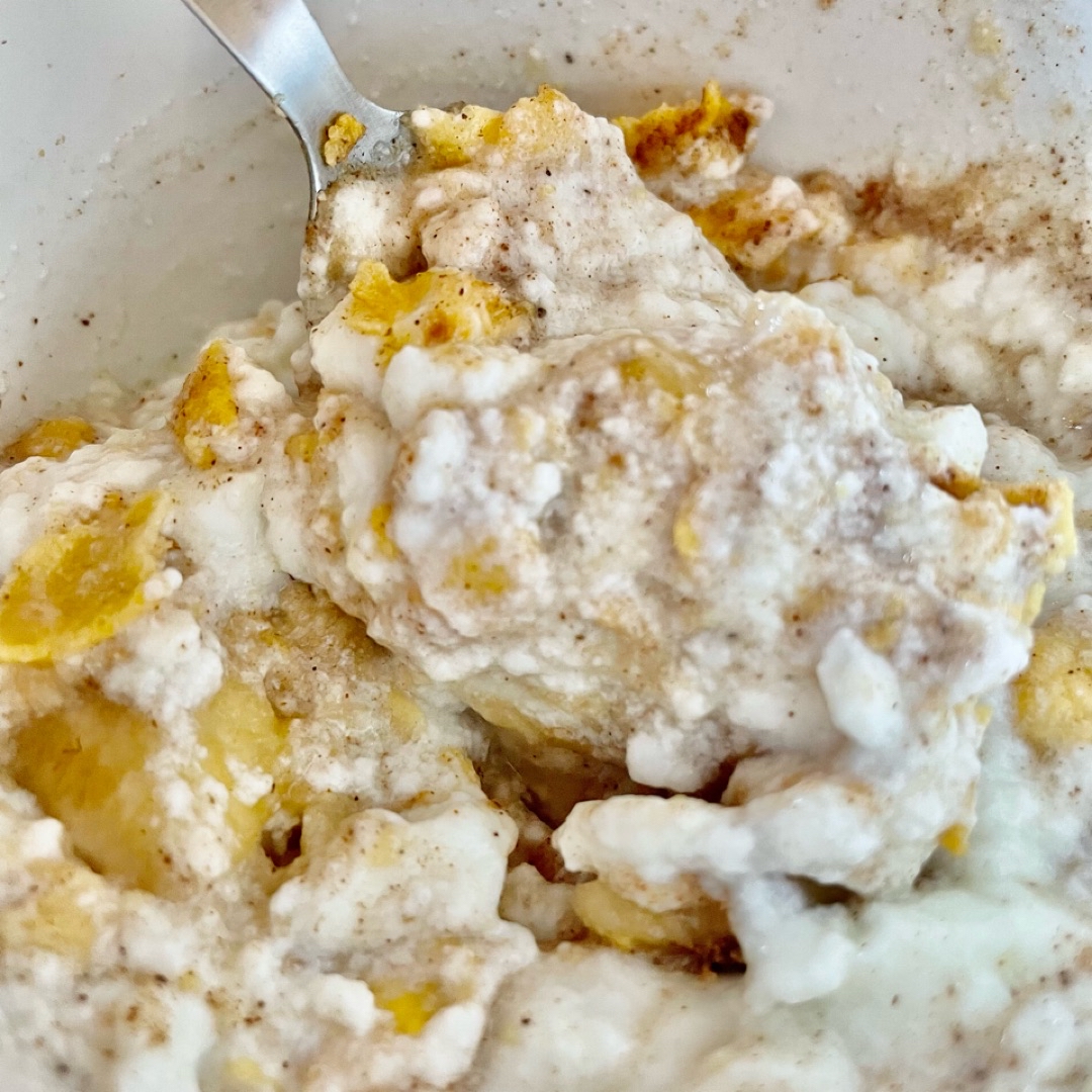 Yogur natural con plátano, cereales y canela 