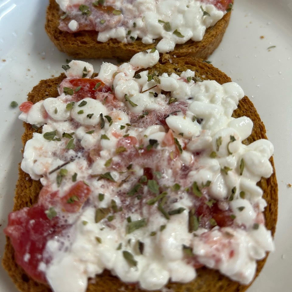 Tostadas con queso cottage y tomate Tostadas con queso cottage y tomate