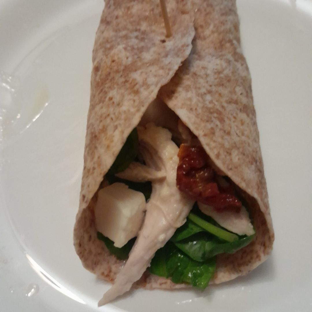 Fajita de pollo, aguacate, tomate seco y queso feta. Fajita de pollo, aguacate, tomate seco y queso feta.