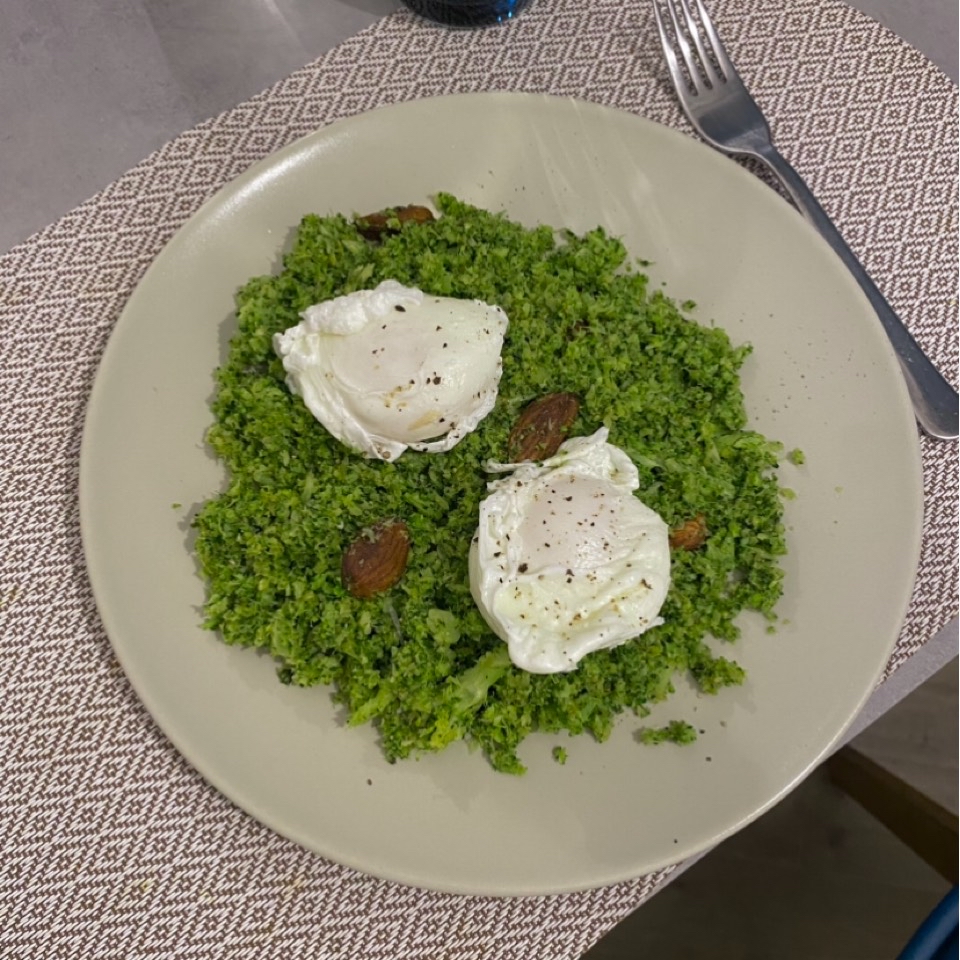 Falso arroz de brócoli con almendras y huevos poché