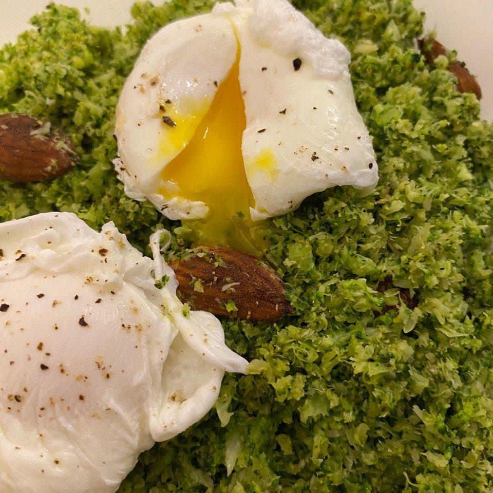 Falso arroz de brócoli con almendras y huevos poché