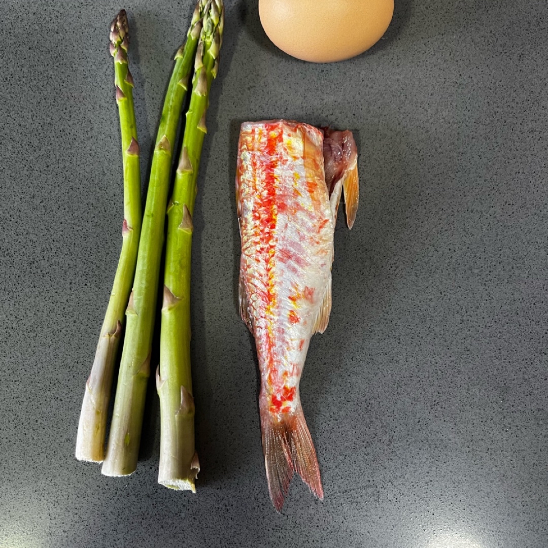 Salmonete con espárragos y huevo Paso 0 Salmonete con espárragos y huevo Paso 0