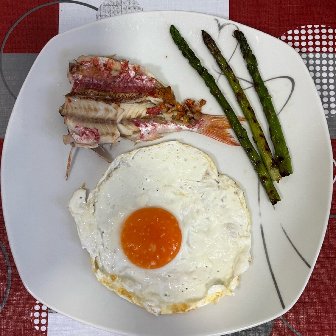 Salmonete con espárragos y huevo Paso 3 Salmonete con espárragos y huevo Paso 3